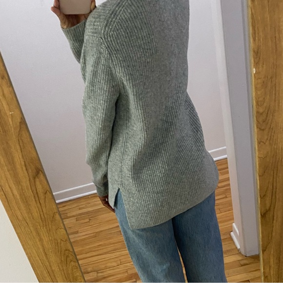 Uniqlo grey V-neck Wool blend sweater - Picture 3 of 7